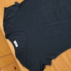 LEI Black Vneck Tee, T-shirt Small